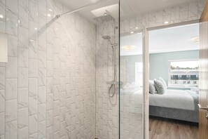 Baignoire, sèche-cheveux, serviettes fournies