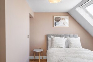 2 bedrooms, iron/ironing board, WiFi, bed sheets