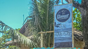 Schild für Glampper Grove, ein Strandgrundstück mit tropischem Hintergrund.