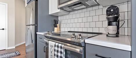 Kjøleskap, mikrobølgeovn, ovn og kokeplater