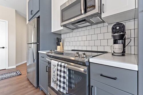 Corner Unit with Views!!!!10 mins to either Downtown!!!