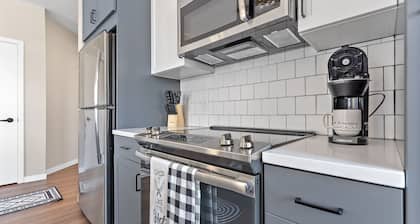 Corner Unit with Views!!!!10 mins to either Downtown!!!