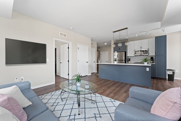 Smart TV - Corner Unit with Views!!!!10 mins to either Downtown!!! (Saint Paul)