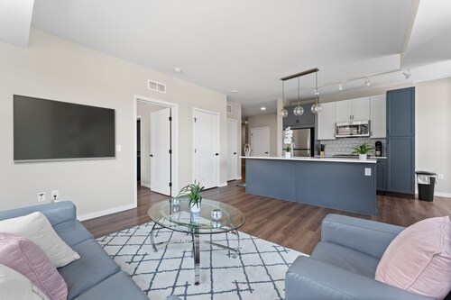 Corner Unit with Views!!!!10 mins to either Downtown!!!