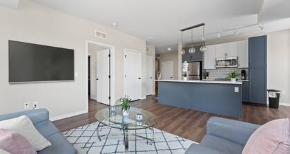 Corner Unit with Views!!!!10 mins to either Downtown!!!