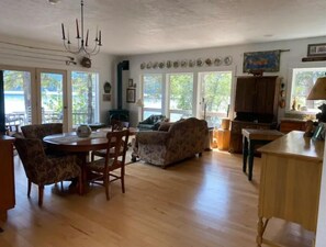 Living area - Contana lake retreat (Marion)