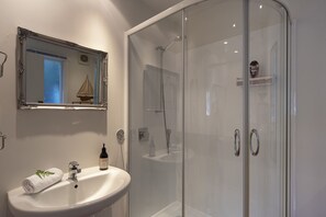 Douche, sèche-cheveux, serviettes fournies, papier toilette