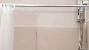 Deluxe Double Room | Bathroom | Shower, towels, soap, shampoo