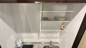 Minikjøleskap og vannkoker