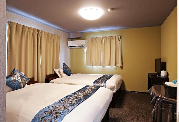 Habitación cuádruple familiar | Escritorio, cortinas blackout, wifi gratis y ropa de cama 