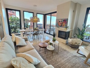 Fernseher, Kamin, Stereoanlage