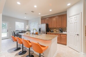 Fridge, microwave, oven, stovetop - Brand New Pool & SPA! 4-Bdr home in The Woodlands TX, Sleeps 10 (Spring)