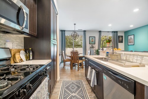 LA Retreat - Cozy Townhouse - Valley View