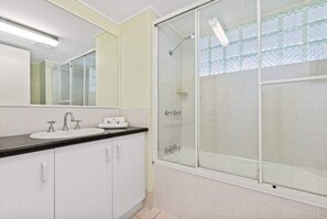 Chuveiro/banheira combinados, secador de cabelo, toalhas de banho 