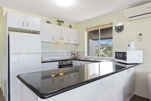 Réfrigérateur, four à micro-ondes, un four, surface de cuisson