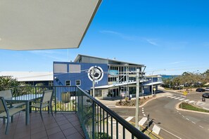 Outdoor dining - Unit 9 Surf Comber with Roof Deck (Sunshine Coast)
