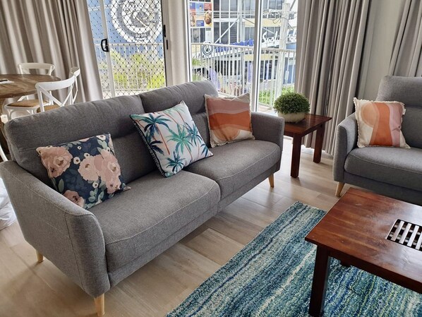 Smart TV - Unit 9 Surf Comber with Roof Deck (Sunshine Coast)