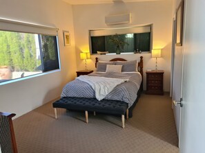 1 bedroom, desk, iron/ironing board, free WiFi - The Pool House (Lemon Tree Passage)