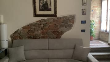 House, 2 Bedrooms, Smoking, Balcony | Dining