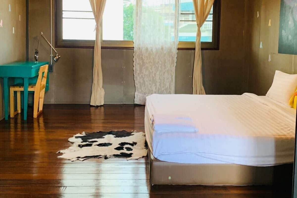 Classic Room, 1 King Bed | 1 bedroom, individually decorated