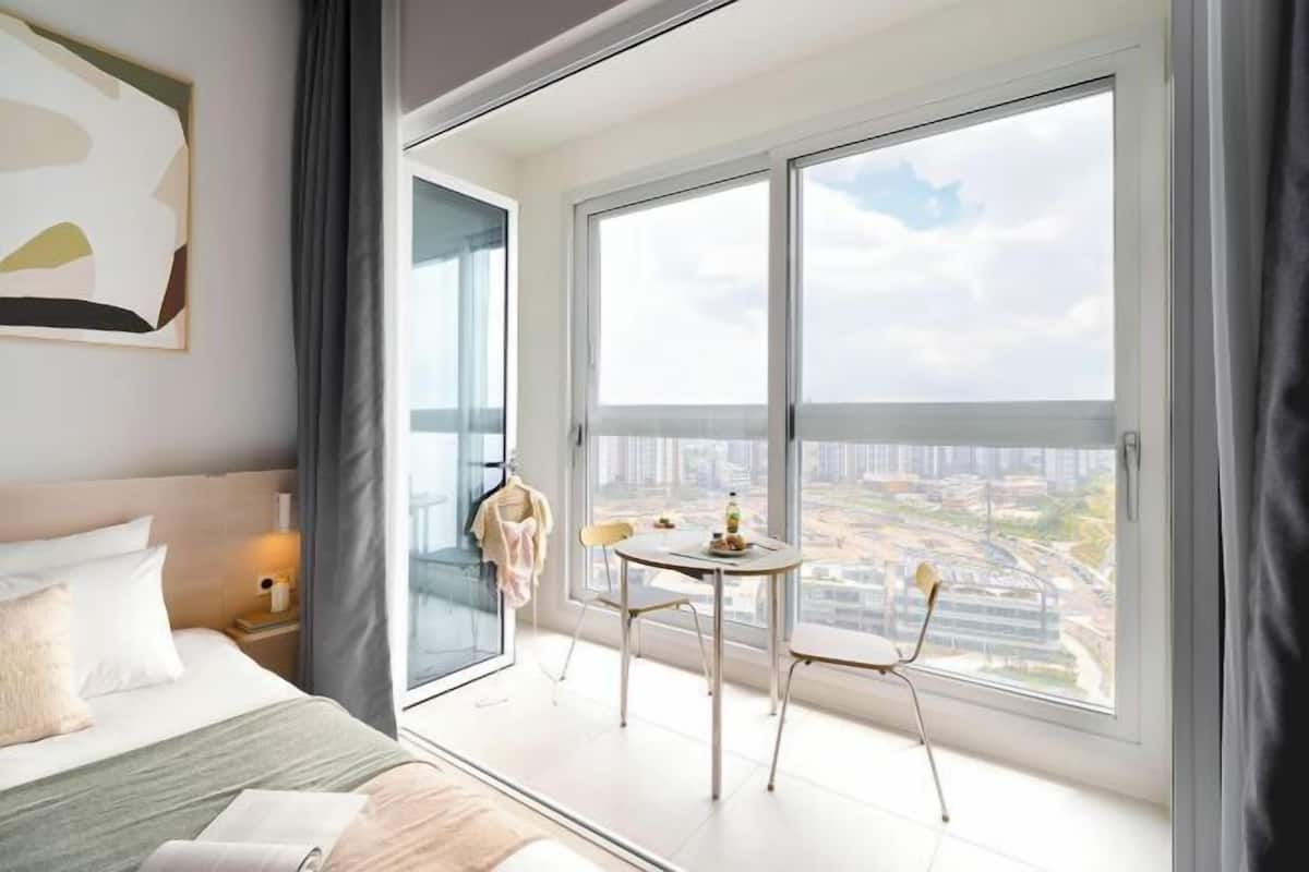 1 bedroom, hypo-allergenic bedding, desk, laptop workspace