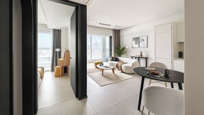 Un salon moderne avec un canapé, une table basse et un coin repas.
