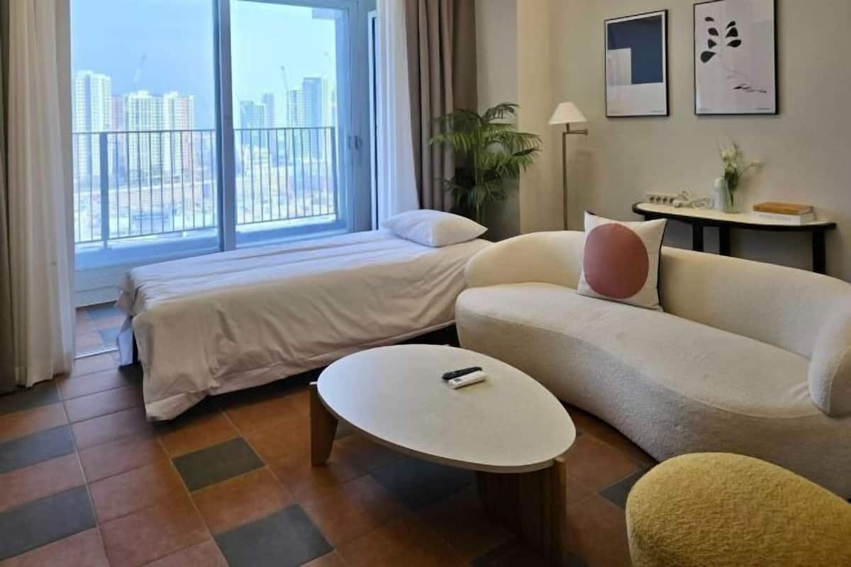1 bedroom, hypo-allergenic bedding, desk, laptop workspace