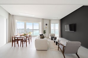 Hypo-allergenic bedding, desk, laptop workspace, blackout curtains - Le collective Siheung Wavepark (Siheung)