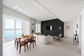 Family Two room Ocean | Hypo-allergenic bedding, desk, laptop workspace, blackout drapes - Le collective Siheung Wavepark (Siheung)
