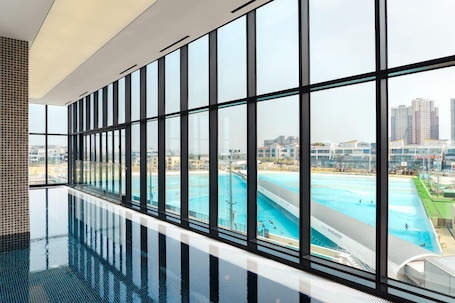 Una piscina techada, una piscina al aire libre de temporada