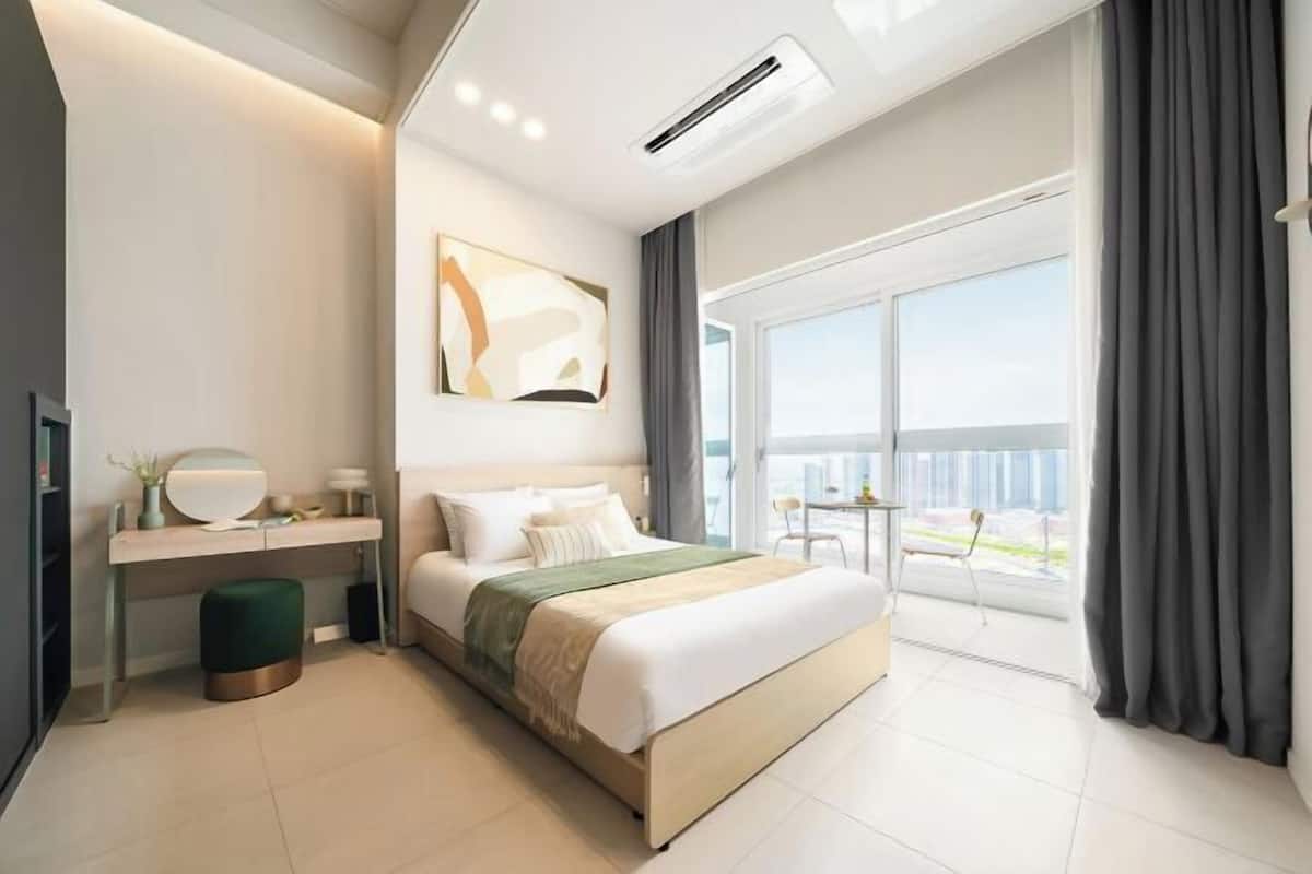1 bedroom, hypo-allergenic bedding, desk, laptop workspace