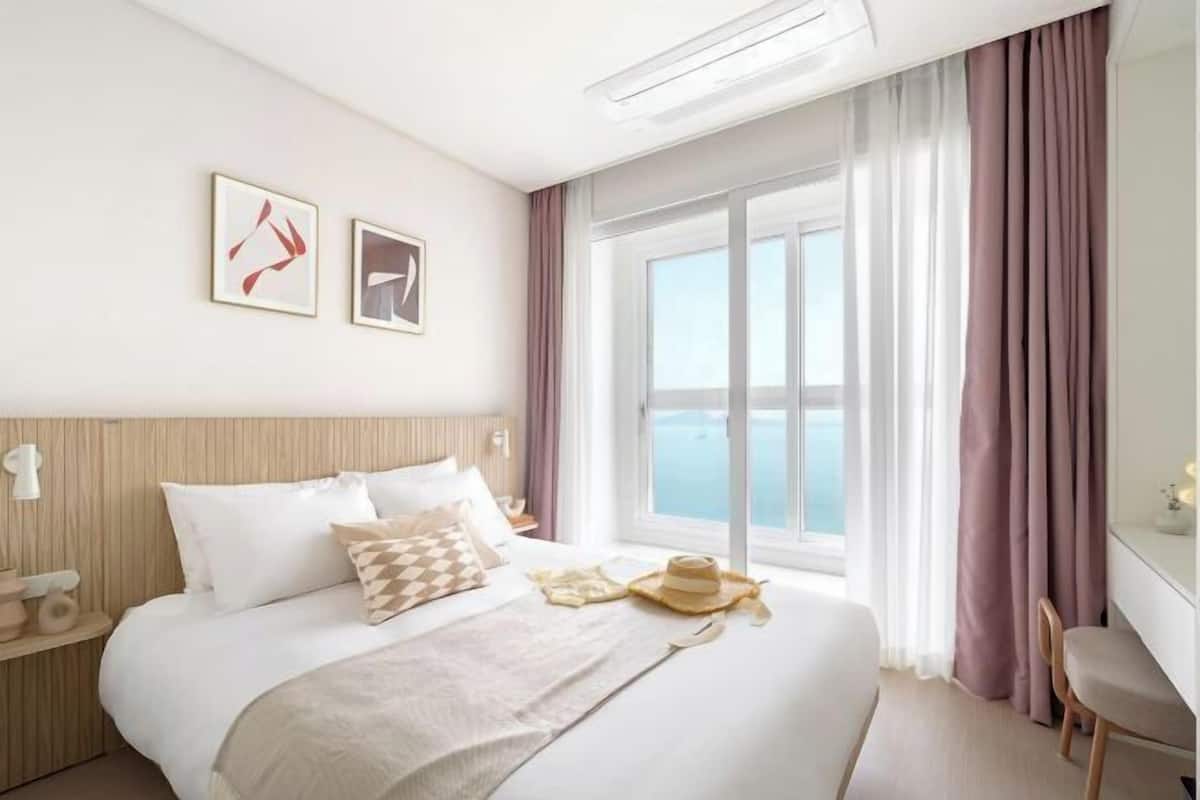 1 bedroom, hypo-allergenic bedding, desk, laptop workspace