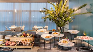 Daily buffet breakfast (CNY 158 per person)