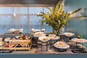 Daily buffet breakfast (CNY 158 per person)