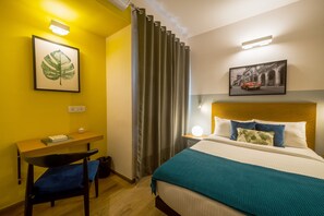 Hochwertige Bettwaren, Schreibtisch, schallisolierte Zimmer