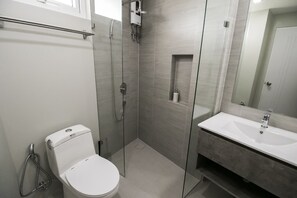 Shower, hair dryer, bidet, towels