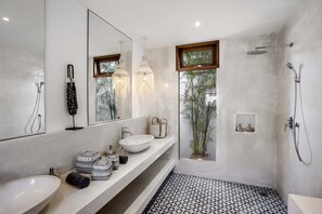 Shower, hair dryer, towels, soap - Heaven 5 BR Pool Villa Seminyak near the beach (Seminyak)