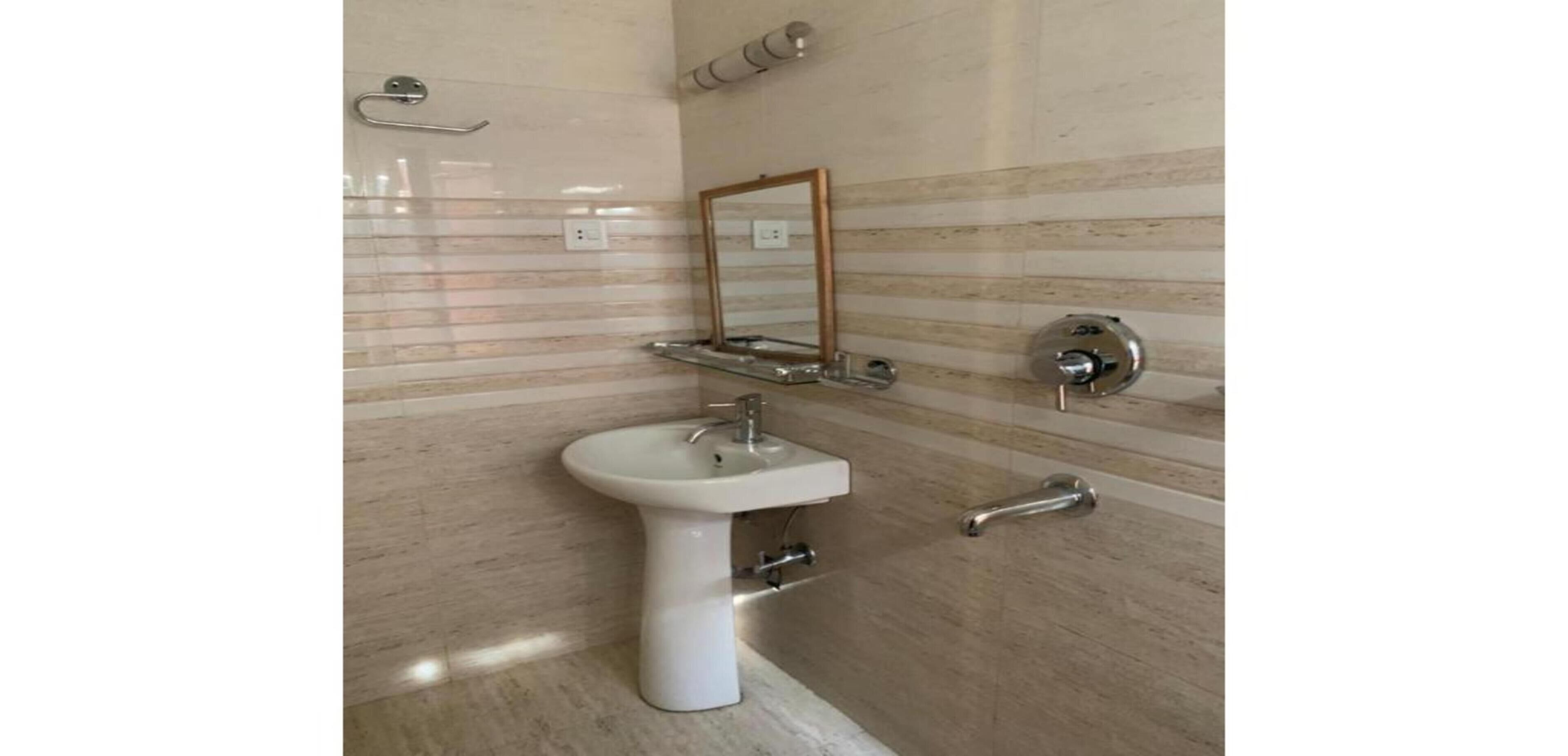 Chuveiro, chuveiro com efeito de chuva, toalhas de banho, sabonete