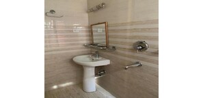 Dusj, regndusjhode, håndklær og såpe