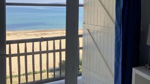 En balkon med udsigt over stranden og havet.