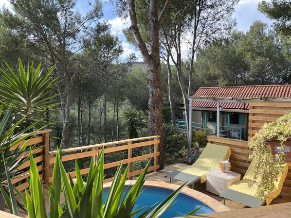 Tina de hidromasaje al aire libre