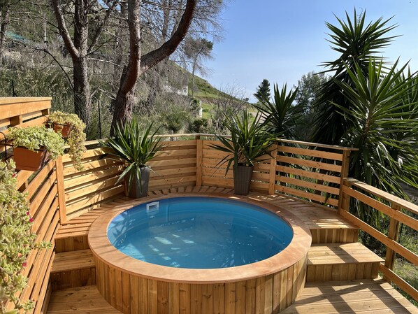 Outdoor spa tub