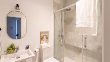 Pimienta 3 | Bathroom | Hair dryer, towels, toilet paper
