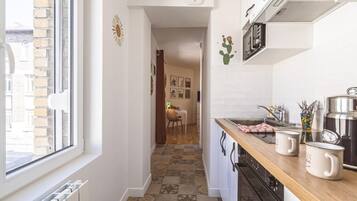 Køleskab, mikrobølgeovn, ovn, kogeplade