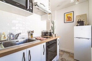 Réfrigérateur, four à micro-ondes, un four, surface de cuisson