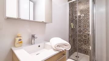 Shower, hair dryer, towels