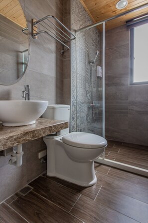 ベーシック トリプルルーム | バスルーム | シャワー、レインフォールシャワー、バスアメニティ (無料)、ヘアドライヤー