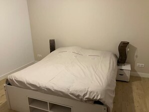 1 dormitori, un bressol de viatge, wifi gratuïta i roba de llit 