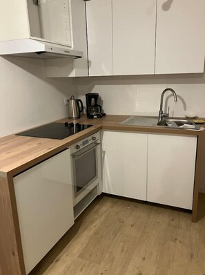 Frigorífic, microones, forn i placa de cuina 