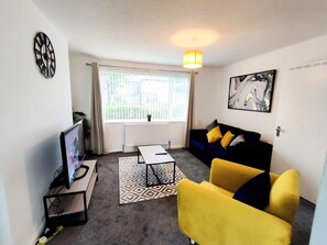 TV - This stylish perfect place for professionals, families and tourist group trips. (Blyth)